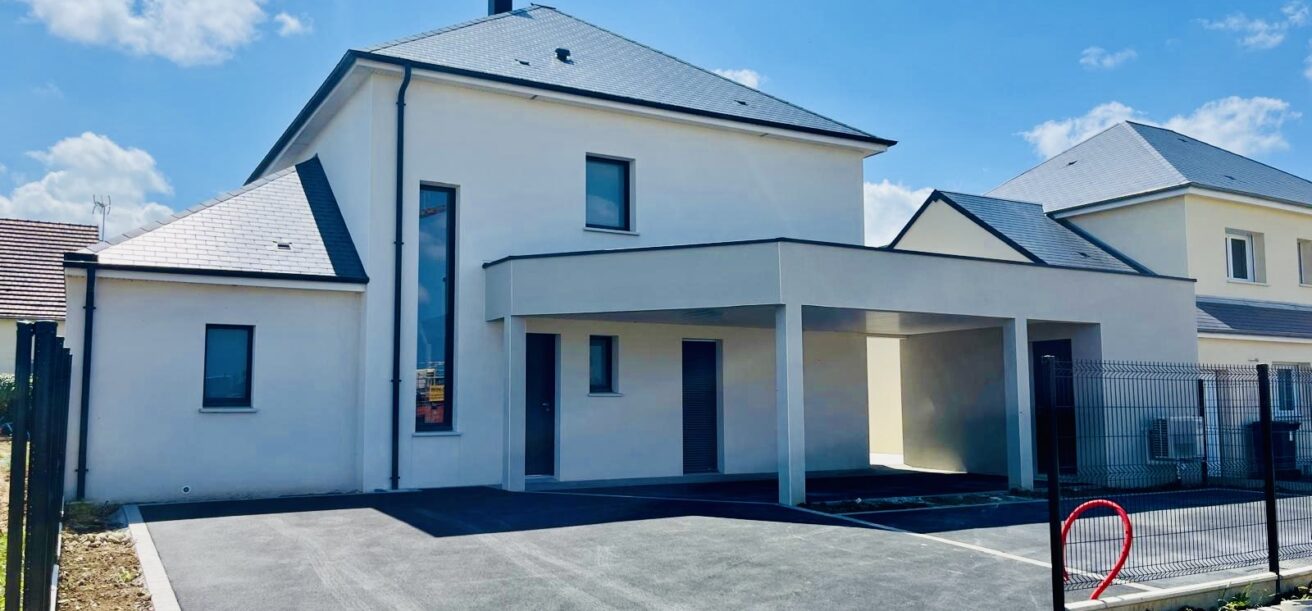 Maisons Novalis, constructeur de maisons individuelles à Caen, a construit cette belle maison contemporaine de 157 m² à Colleville-Montgomery.