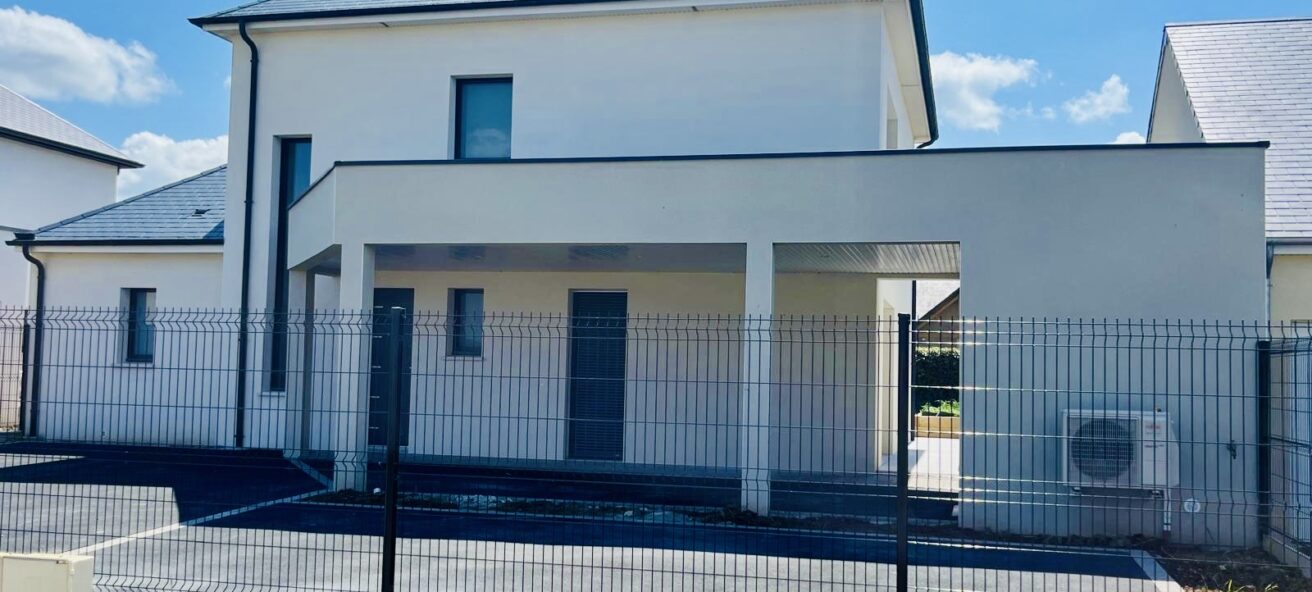 Maisons Novalis, constructeur de maisons individuelles à Caen, a construit cette belle maison contemporaine de 157 m² à Colleville-Montgomery.